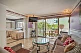 Waikiki Condo: Walk to Beach, Shops & Restaurants